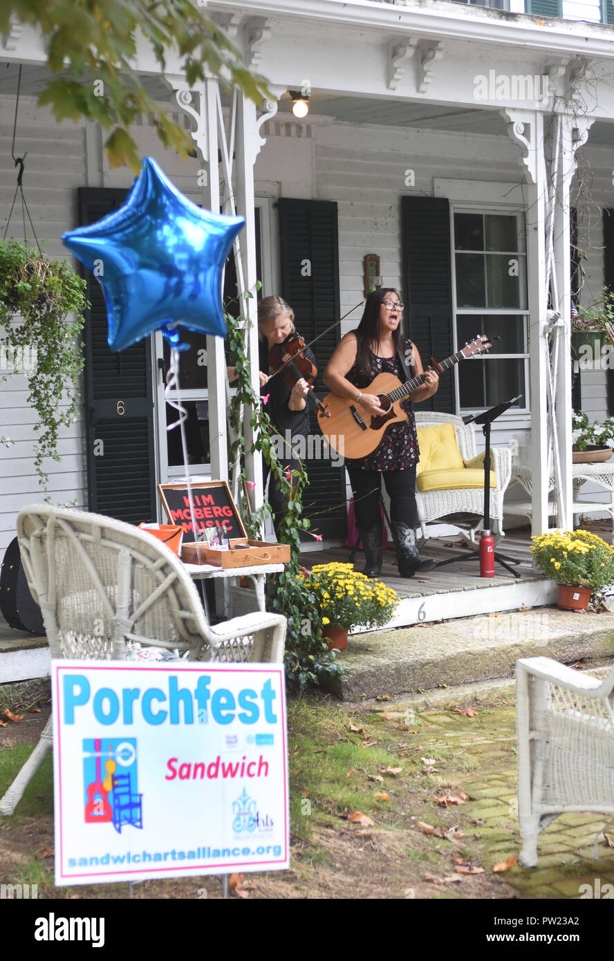 Porchfest - un evento con una varietà di artisti musicali in tutta Sandwich Village su Cape Cod, STATI UNITI D'AMERICA Foto Stock