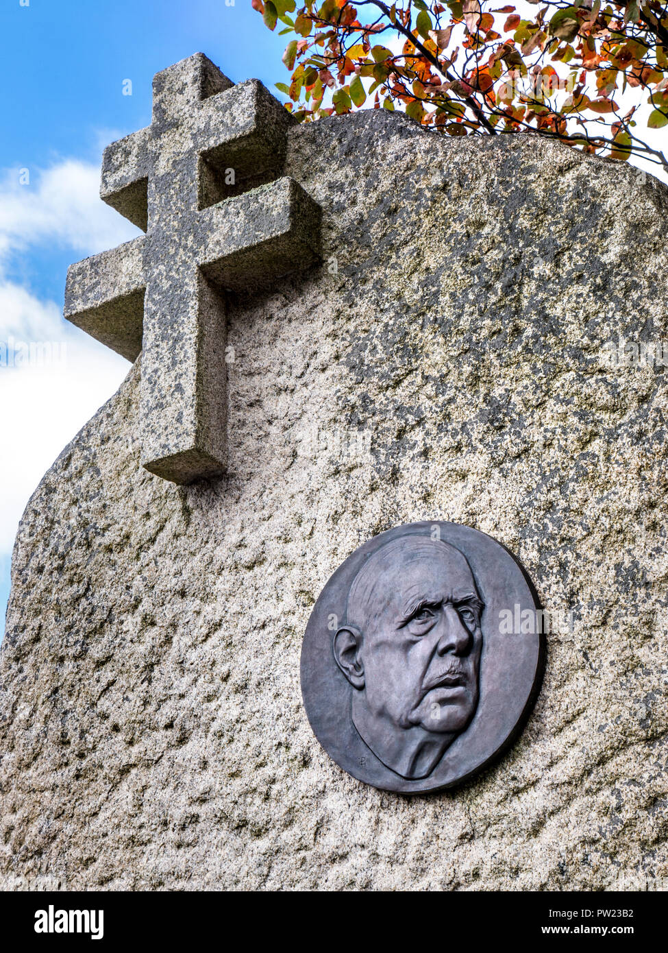Il generale de Gaulle targa di bronzo sulla pietra commemorativa pilastro & Free Croce francese notando il suo 1944 WW2 discorso Place Charles de Gaulle Quimper Francia Foto Stock