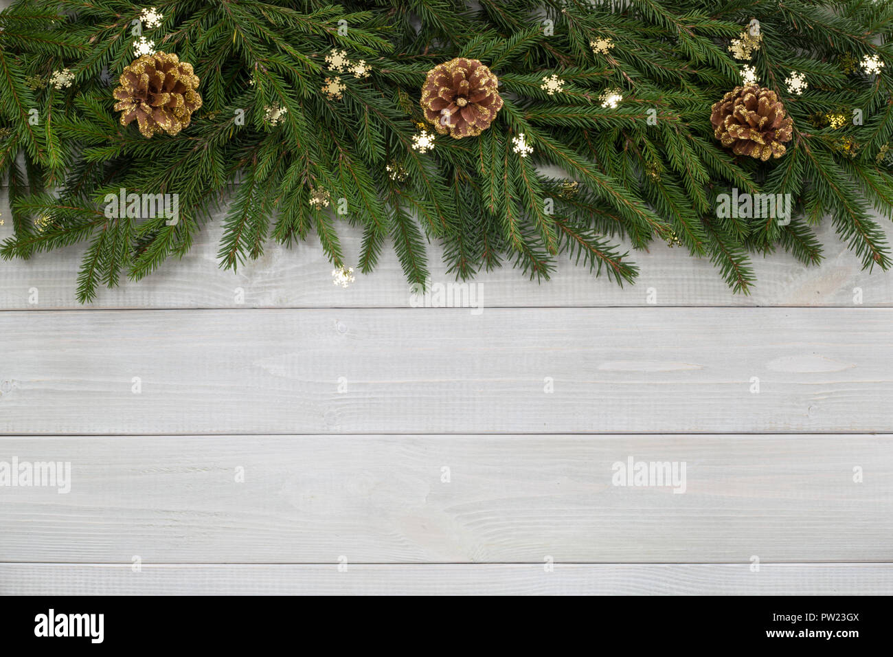 Natale Capodanno piatto decor di laici e di Abete rami su nei toni del bianco in legno naturale plank texture di sfondo stile provenzale con copia spazio per il testo Foto Stock