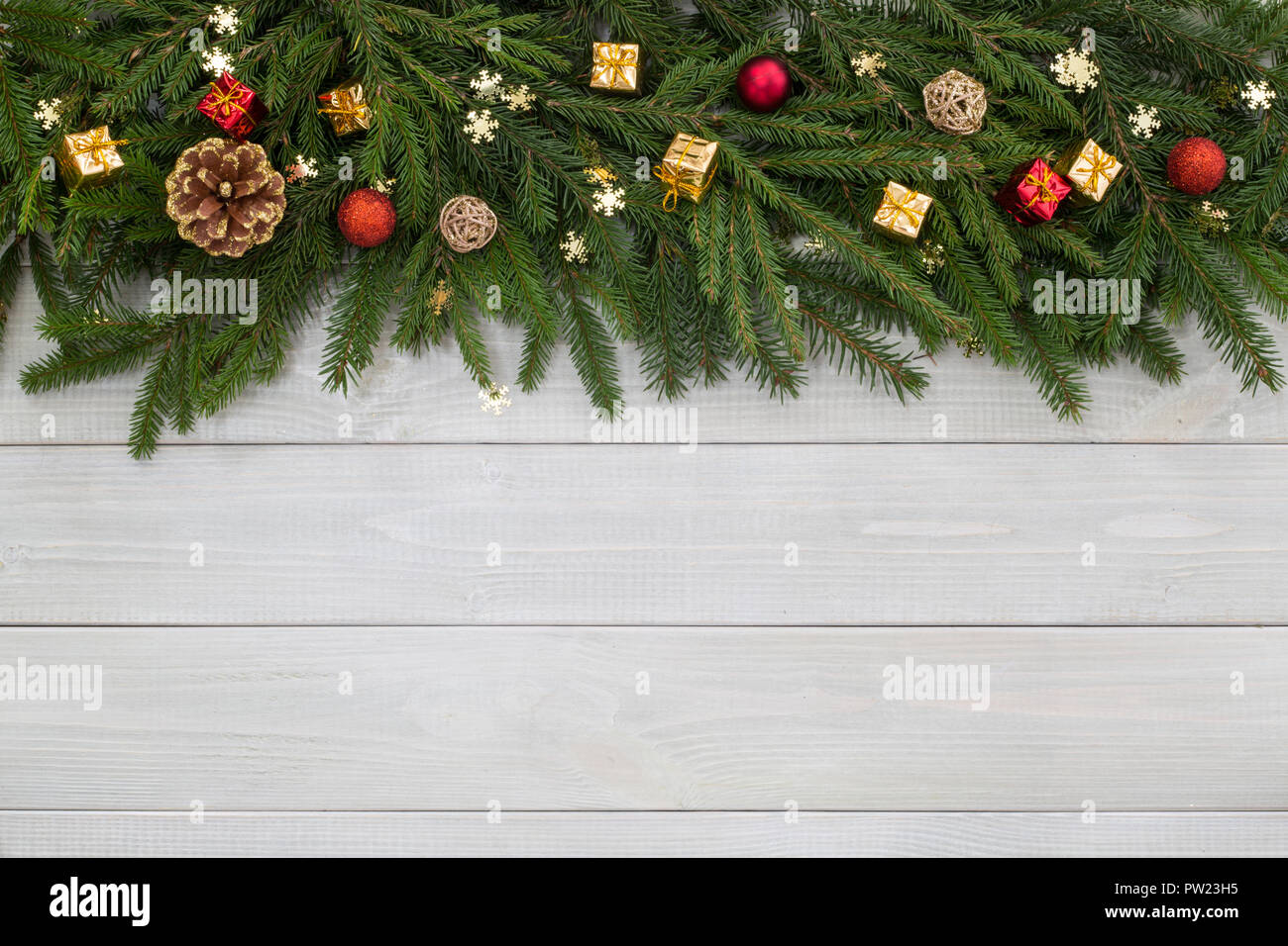 Natale Capodanno piatto decor di laici e di Abete rami su nei toni del bianco in legno naturale plank texture di sfondo stile provenzale con copia spazio per il testo Foto Stock