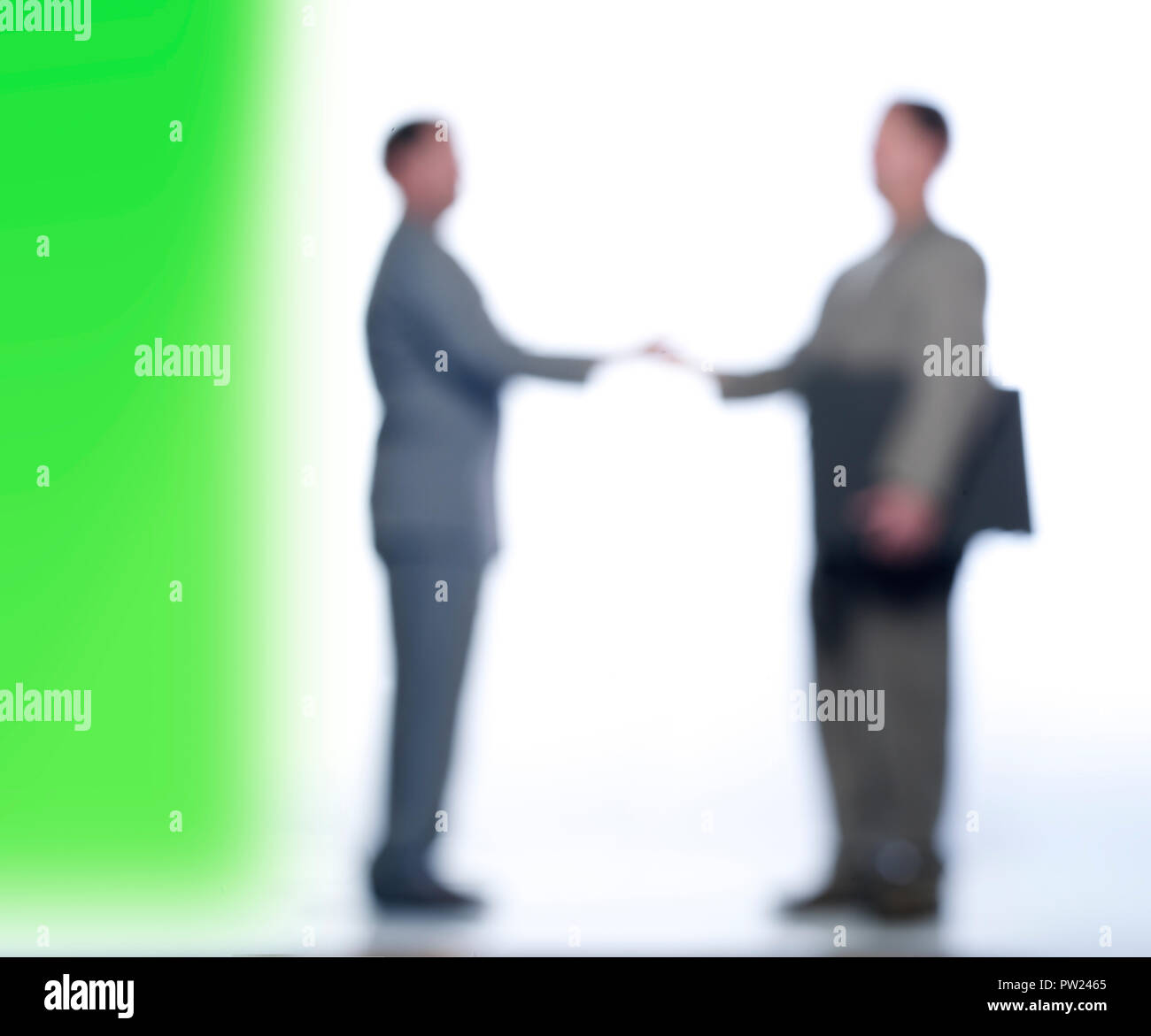 Concetto di due 2 uomini in abiti aziendali stringono le mani, accordo, trattare, lavorando Foto Stock