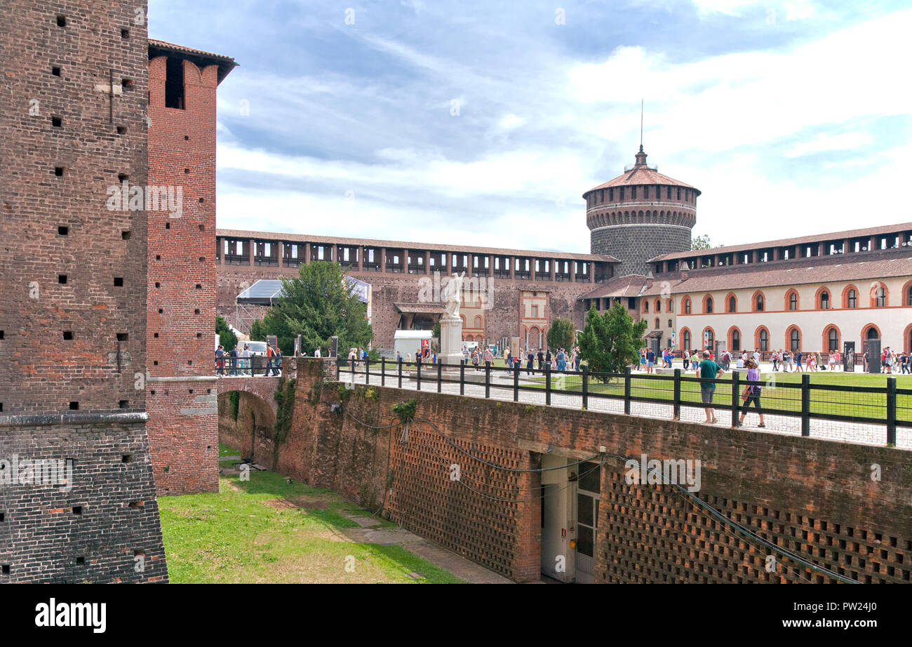 Milano Castello Sforzesco (Italiano: il Castello Sforzesco) è stata costruita nel XV secolo da Francesco Sforza, duca di Milano, sui resti di una 14th-centur Foto Stock