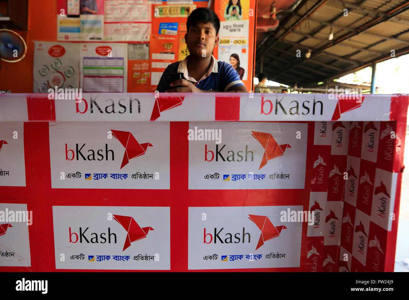 Un mobile banking store presso Bodolgachhi in Naogaon. Bangladesh Foto Stock