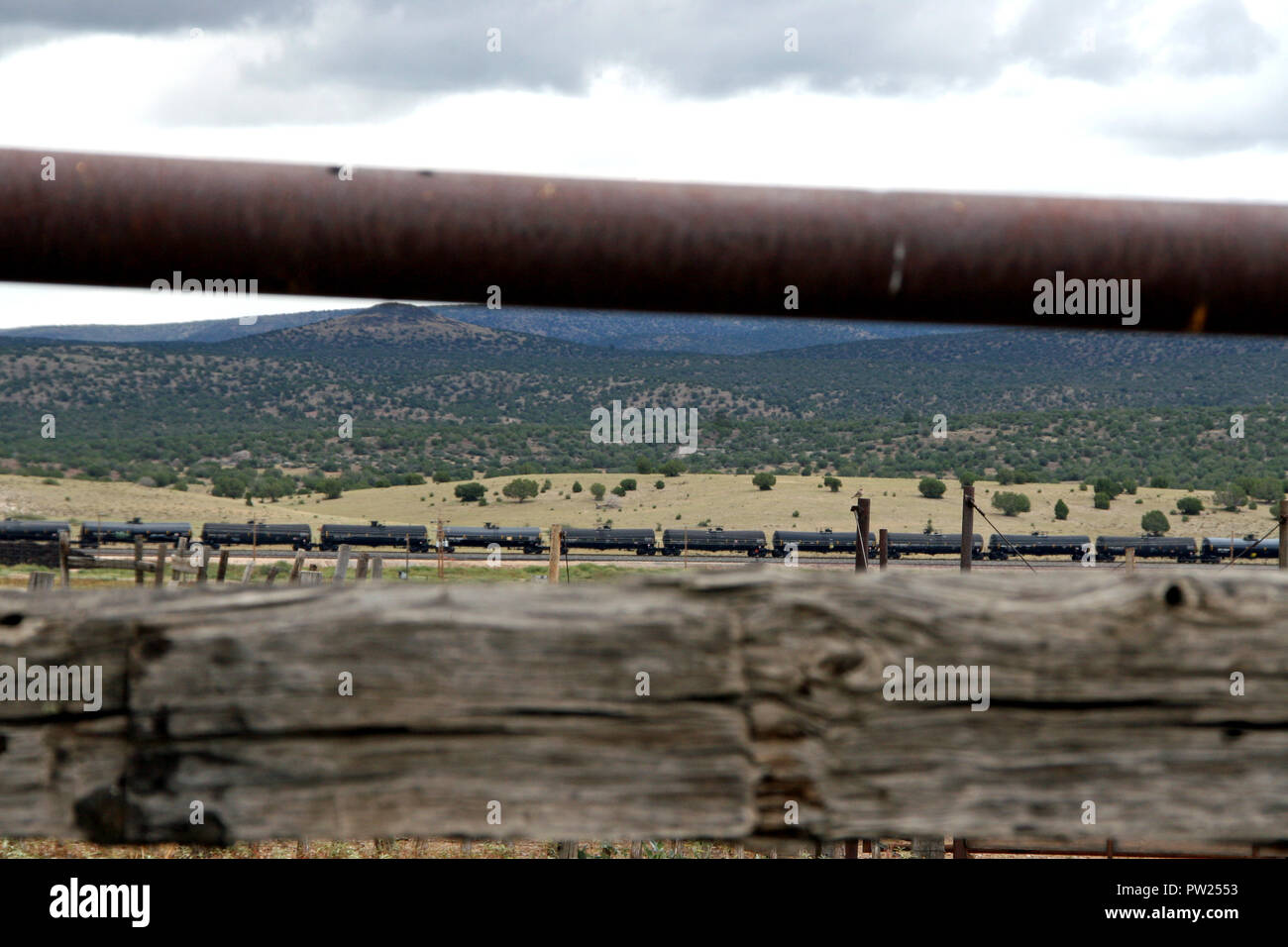 Guardare le carte di ferrovia tra i pali da recinzione in Arizona high desert lato paese Foto Stock