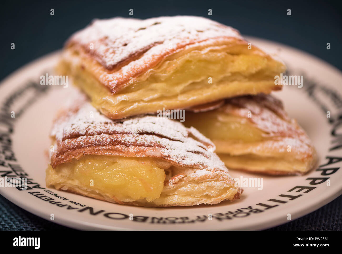Tradizionale argentino la pasticceria. Triangoli riempiti con crema pasticcera. Foto Stock