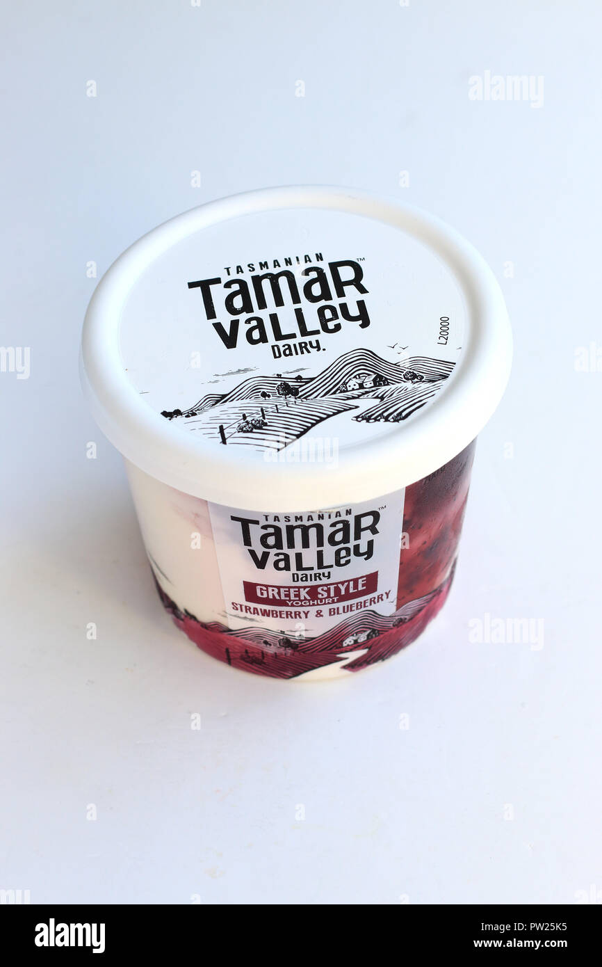 Tamar Valley Dairy fragola e Berry yogurt aromatizzati contro lo sfondo di legno Foto Stock