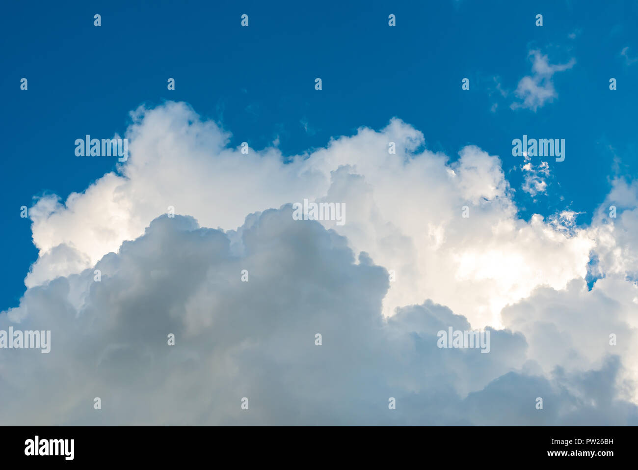 Il Cumulus cloud formazione quando si guarda da terra. Foto Stock