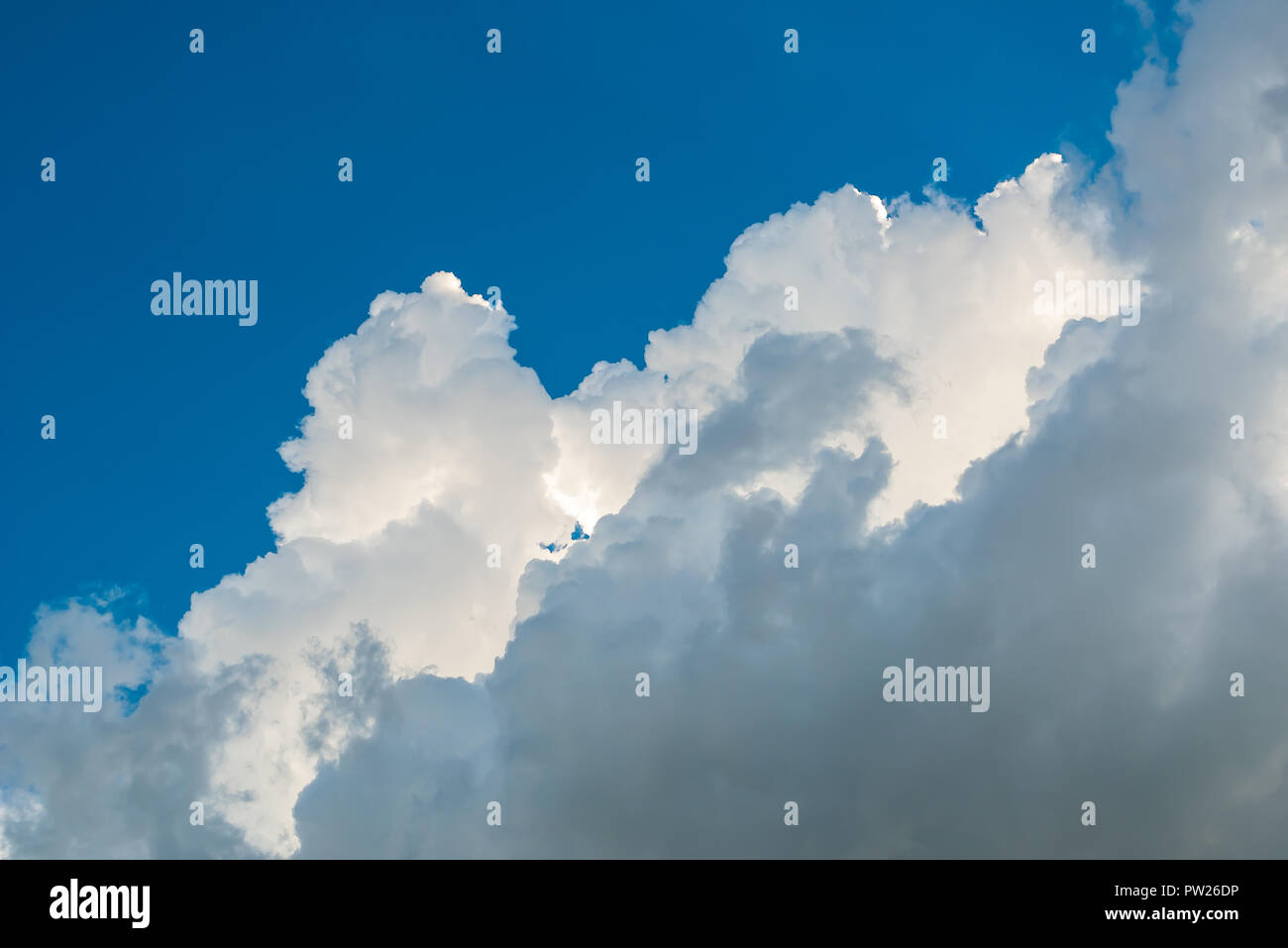 Il Cumulus cloud formazione quando si guarda da terra. Foto Stock