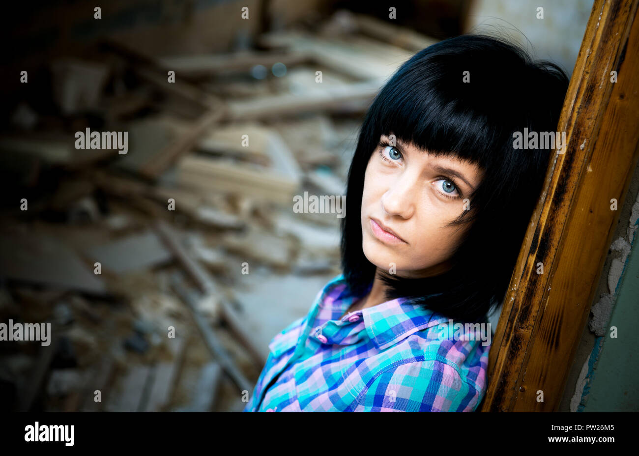 Ritratto esterno di donna in un edificio distrutto Foto Stock