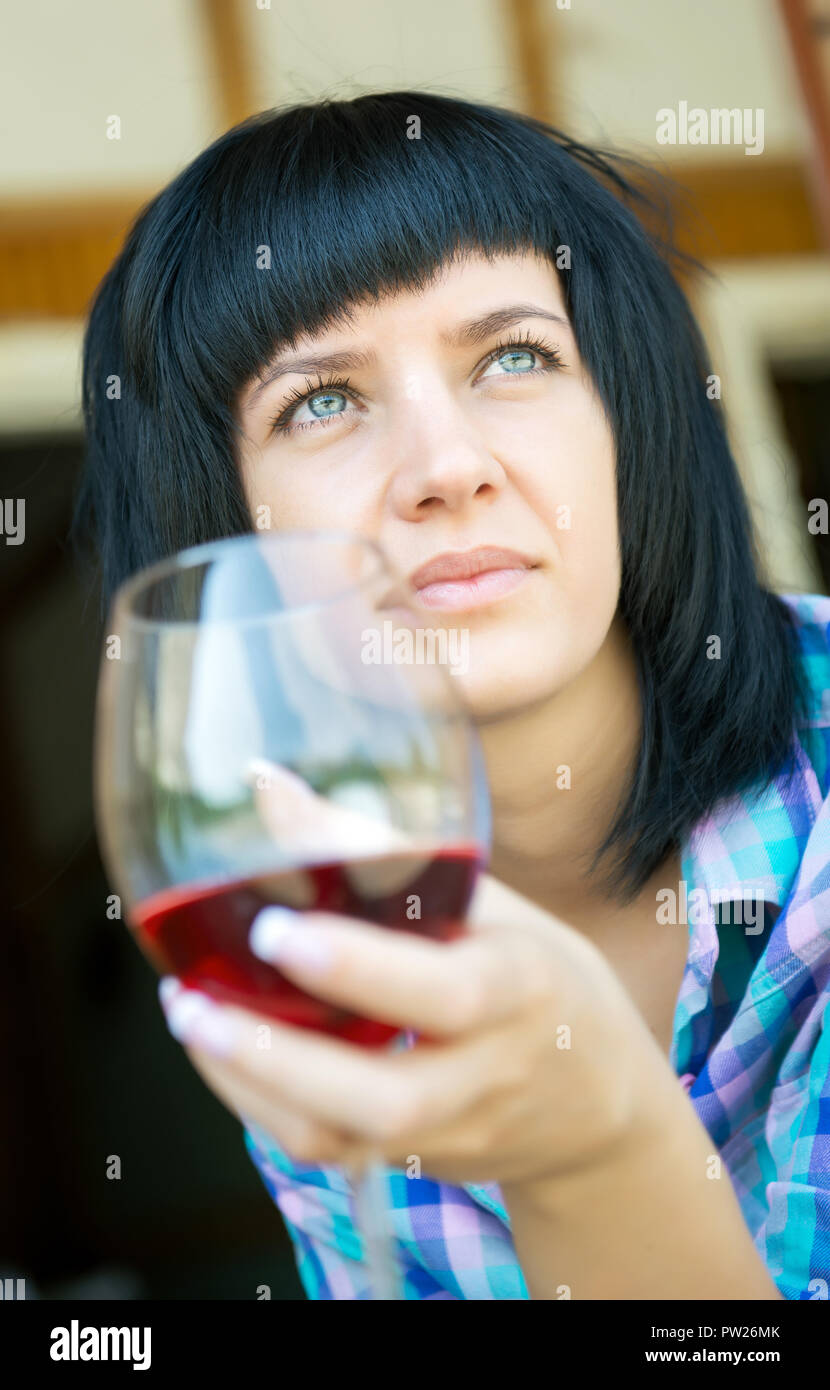 La giovane donna ritratto con un bicchiere di vino nel edificio distrutto Foto Stock
