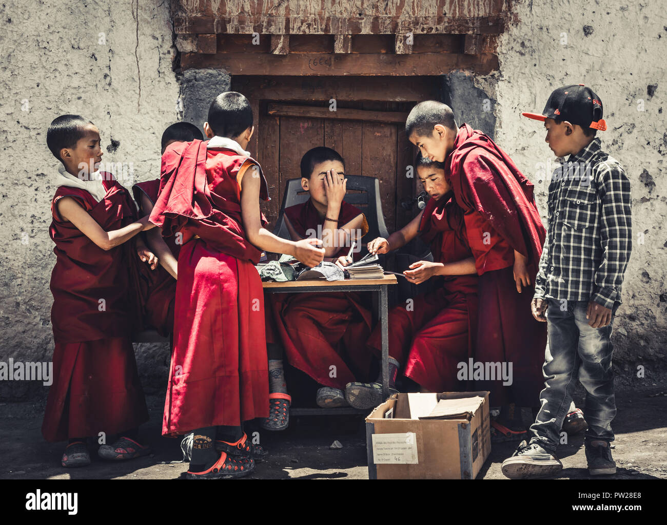 Monaci novizi raccolta donazioni Monastero India Leh Ladakh Buddhismo Lamayuru Jammu Kashmir Foto Stock