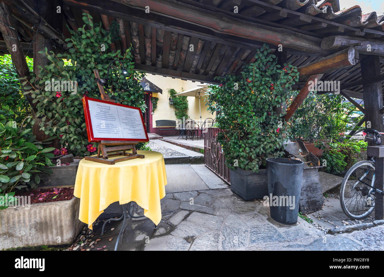 All'entrata di un ristorante al Naviglio Grande a Milano, Italia Foto Stock