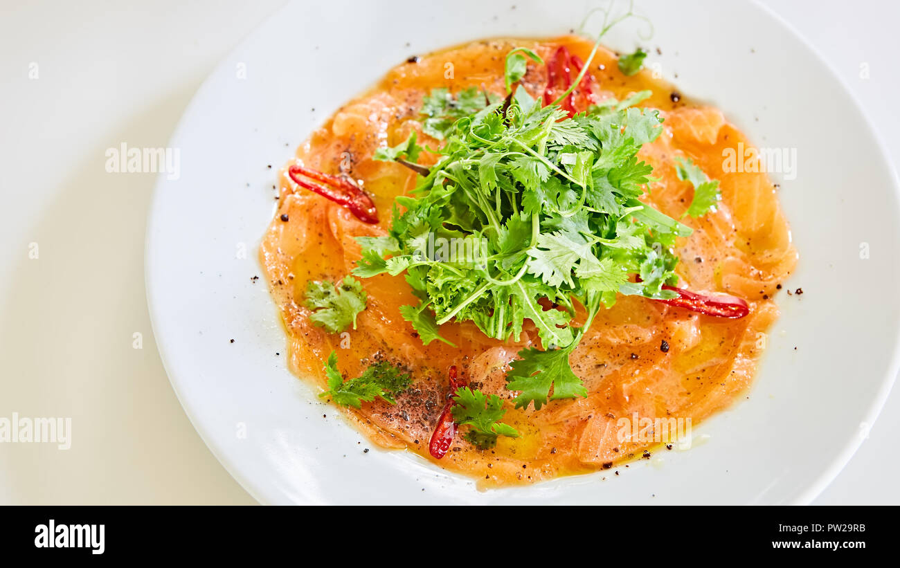 Vista superiore del carpaccio di salmone. Dof poco profondo. Foto Stock