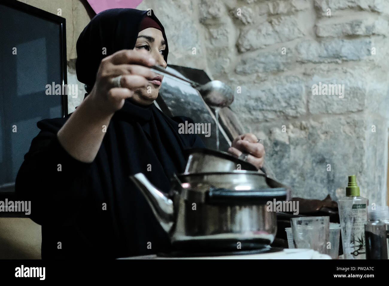 Gerusalemme, Israele. 11 ottobre, 2018. Araba musulmana di donne prendono parte a una produzione del sapone workshop nella comunità africana centro della società. La comunità africana della Società è un non musulmano redditizio ONG stabilite dalla comunità africana componenti originariamente dal Ciad, Nigeria, Sudan e il Suriname a Gerusalemme nel 1983. La società promuove la cultura nella città vecchia e autorizza le donne e i giovani. Foto Stock