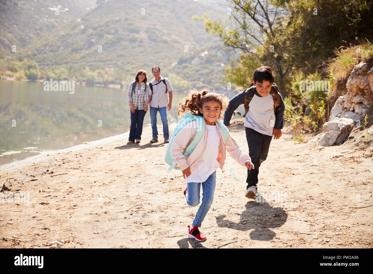 Nonni con i nipoti escursione in montagna Foto Stock