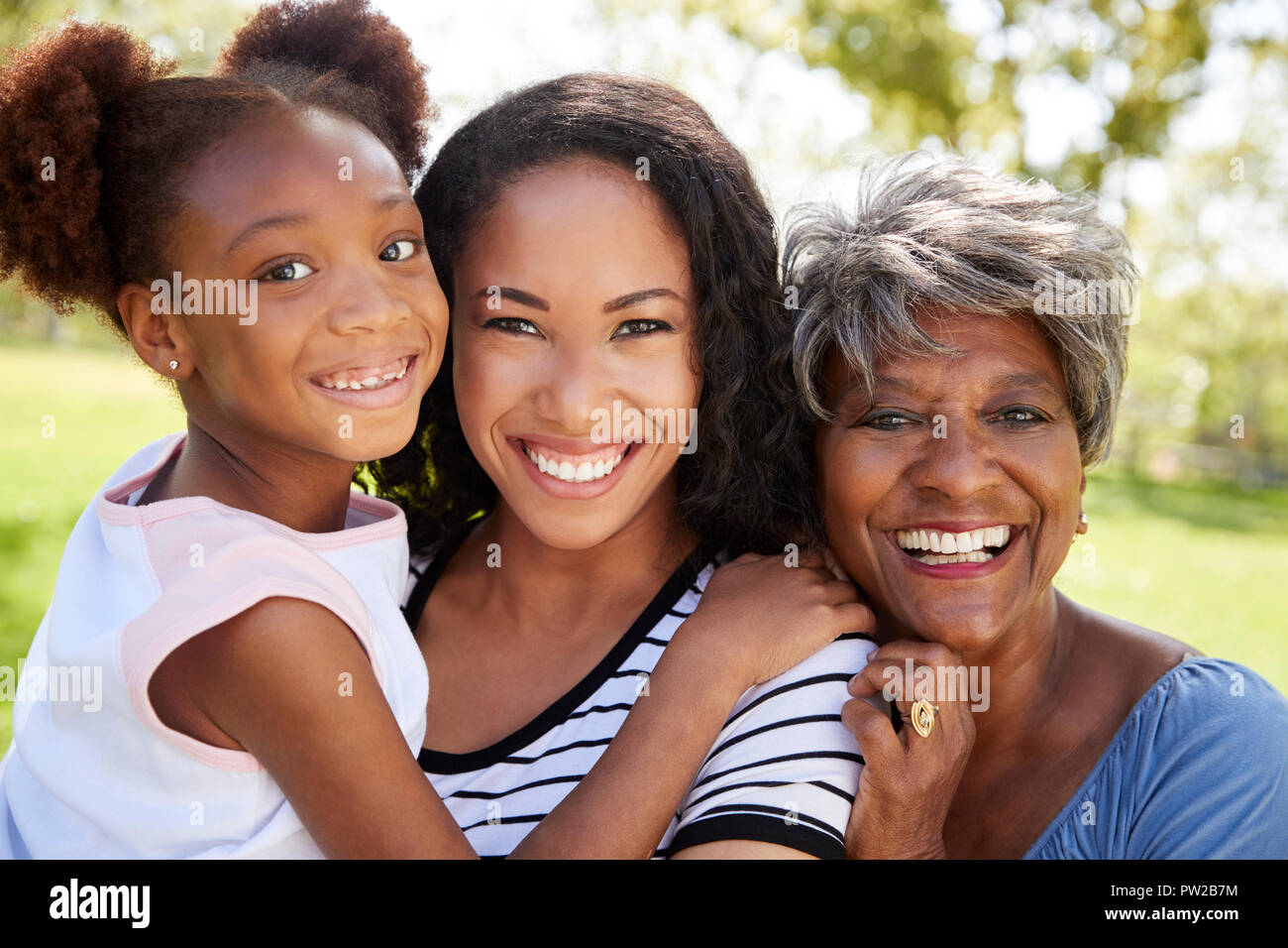 Ritratto di nonna con la figlia e la nipote Relax nel parco Foto Stock