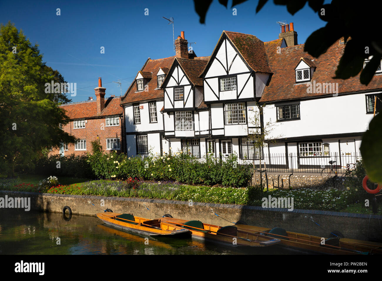 Regno Unito, Kent, Canterbury, antica le case con la struttura in legno in Westgate Grove da Westgate giardini accanto a sterline sul grande fiume Stour Foto Stock