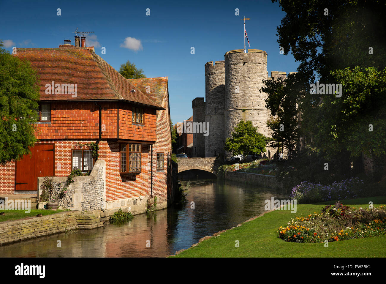 Regno Unito, Kent, Canterbury, Westgate Grove, waterside edificio dal Westgate giardini accanto al grande fiume Stour Foto Stock