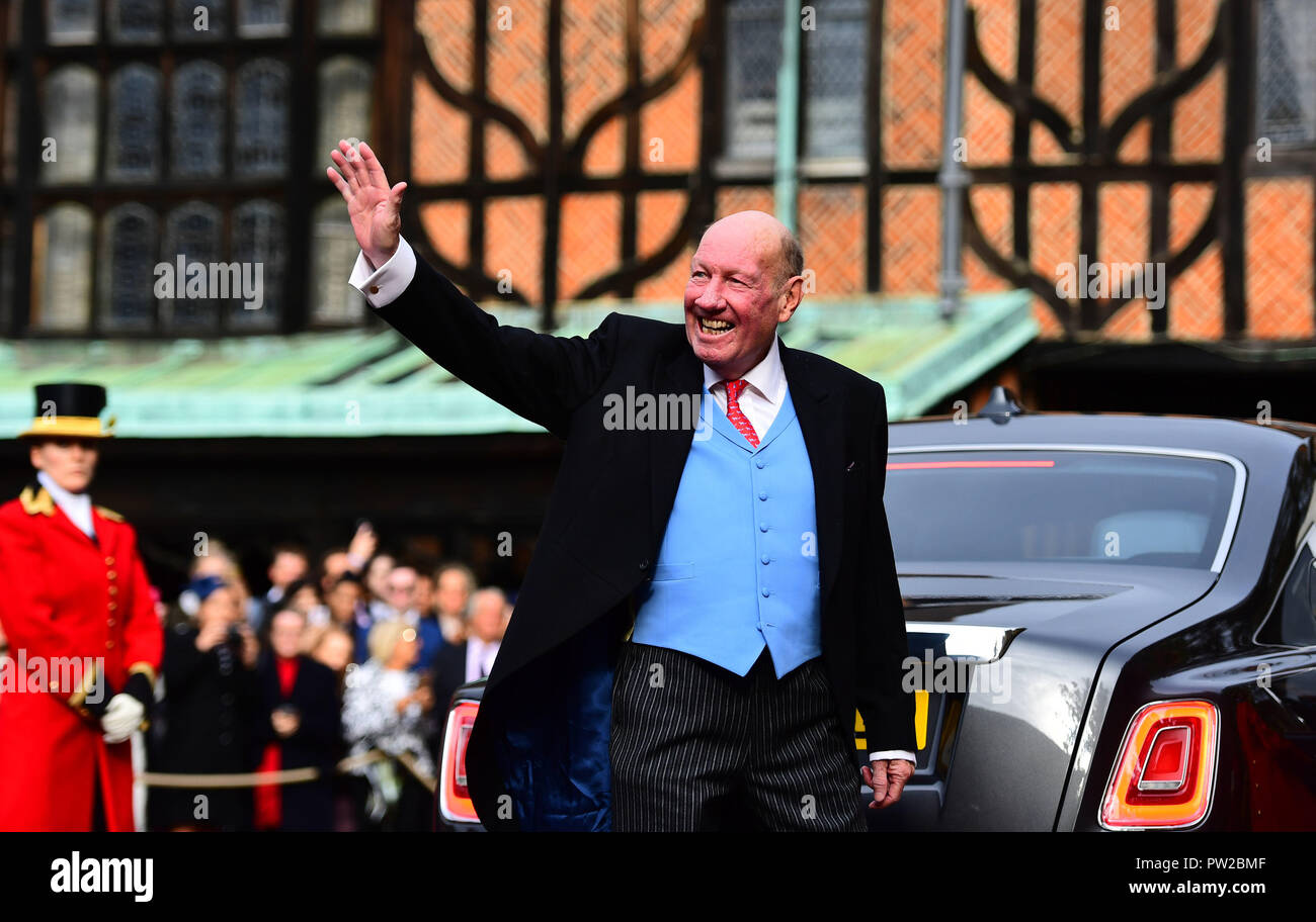 George Brooksbank, il padre dello sposo, arriva per il matrimonio della  Principessa Eugenie a Jack Brooksbank presso alla cappella di San Giorgio  nel Castello di Windsor Foto stock - Alamy
