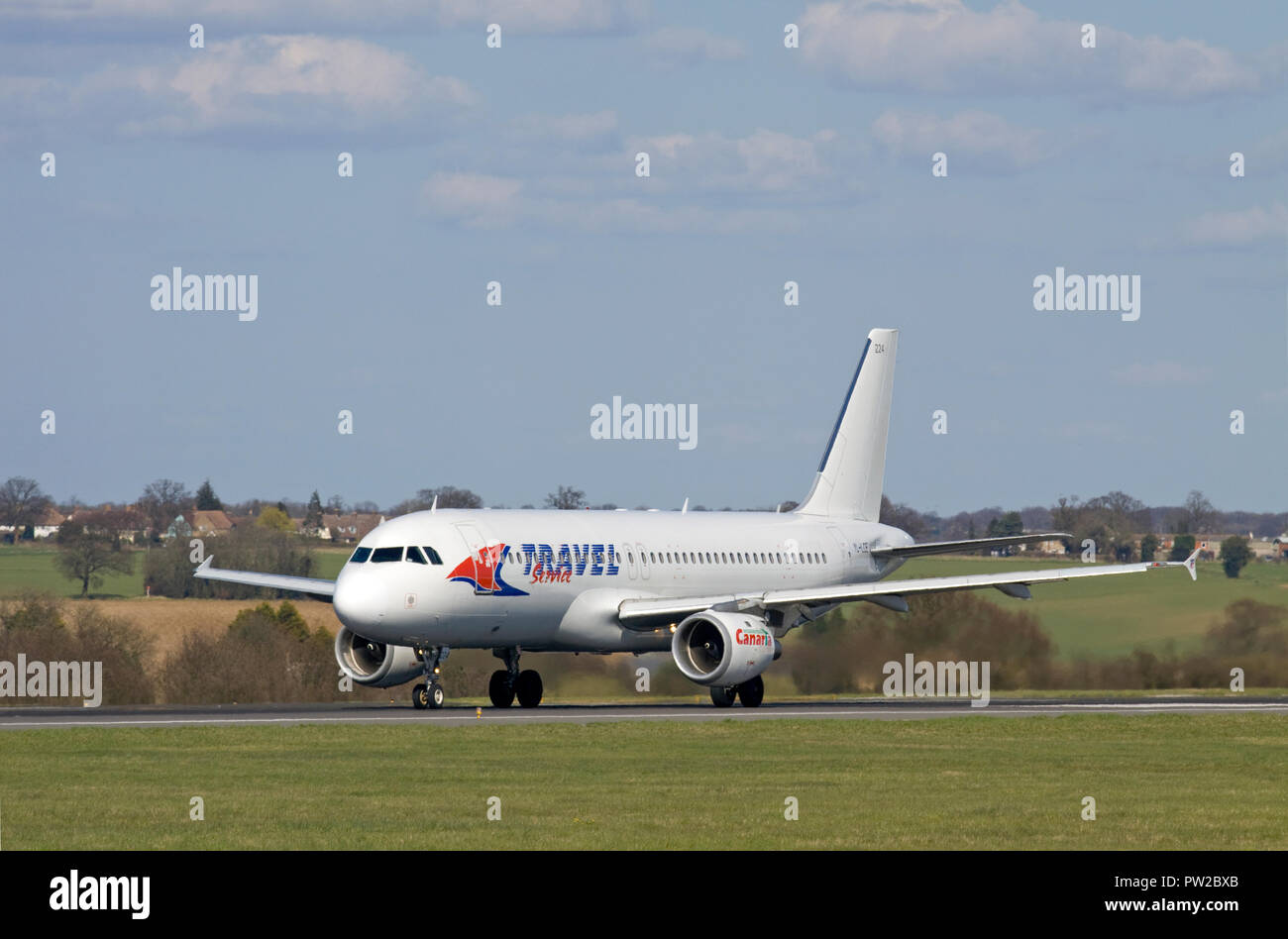 Servizio di viaggio Airbus A320-211 di rullaggio per il decollo a Londra Luton Airport. Foto Stock