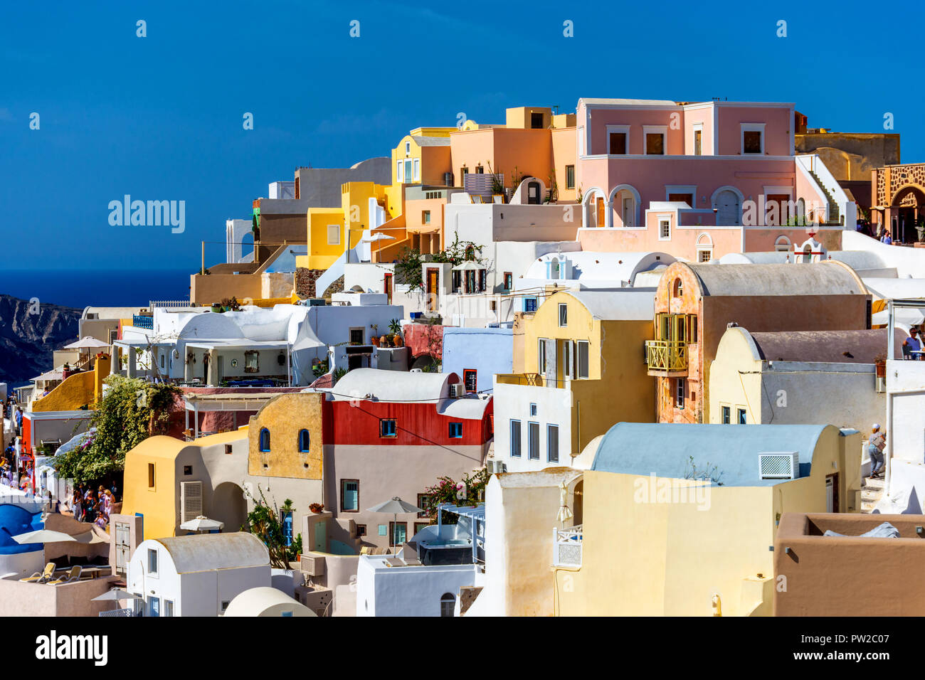 Santorini, Grecia. Una vista pittoresca del tradizionale delle Cicladi Santorini Oia case sulla scogliera Foto Stock