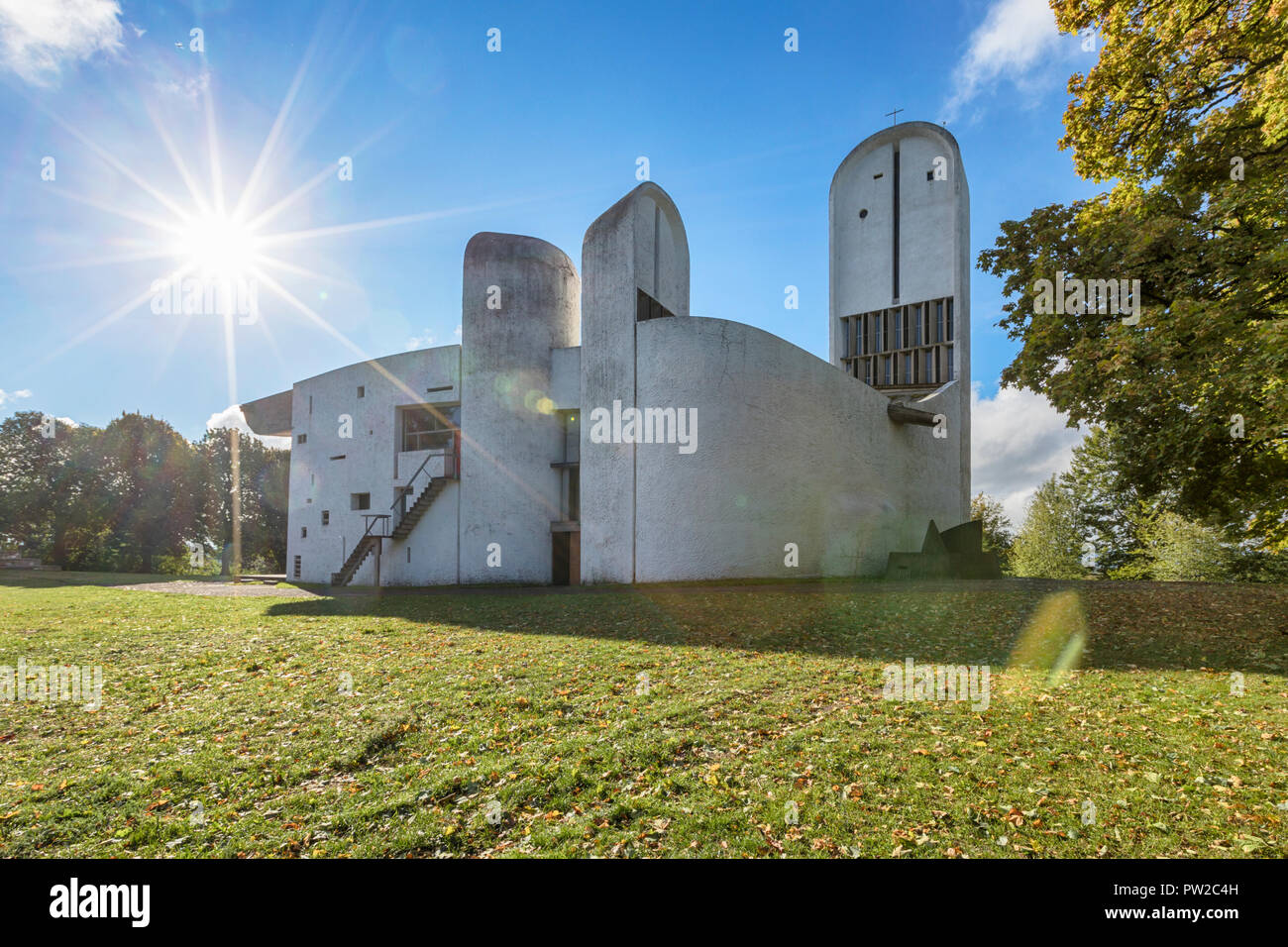 Cappella di Notre Dame du Haut costruito dall'architetto Le Corbusier nel 1955 a rochamp, Bourgogne-Franche-Comté, Francia. Vista Nort-Western agaisnt mattina s Foto Stock