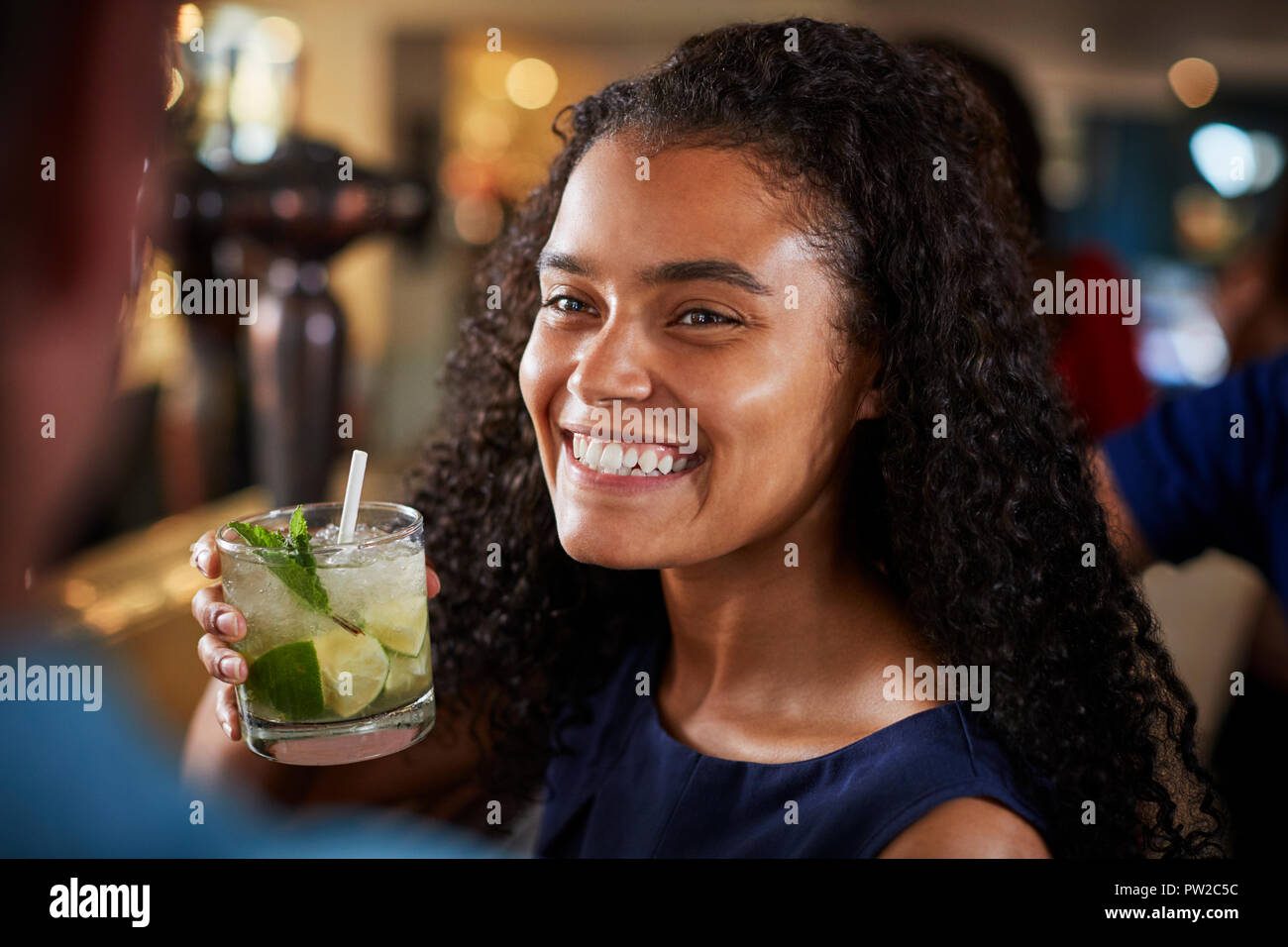 Matura in data seduta al bancone e parlare Foto Stock