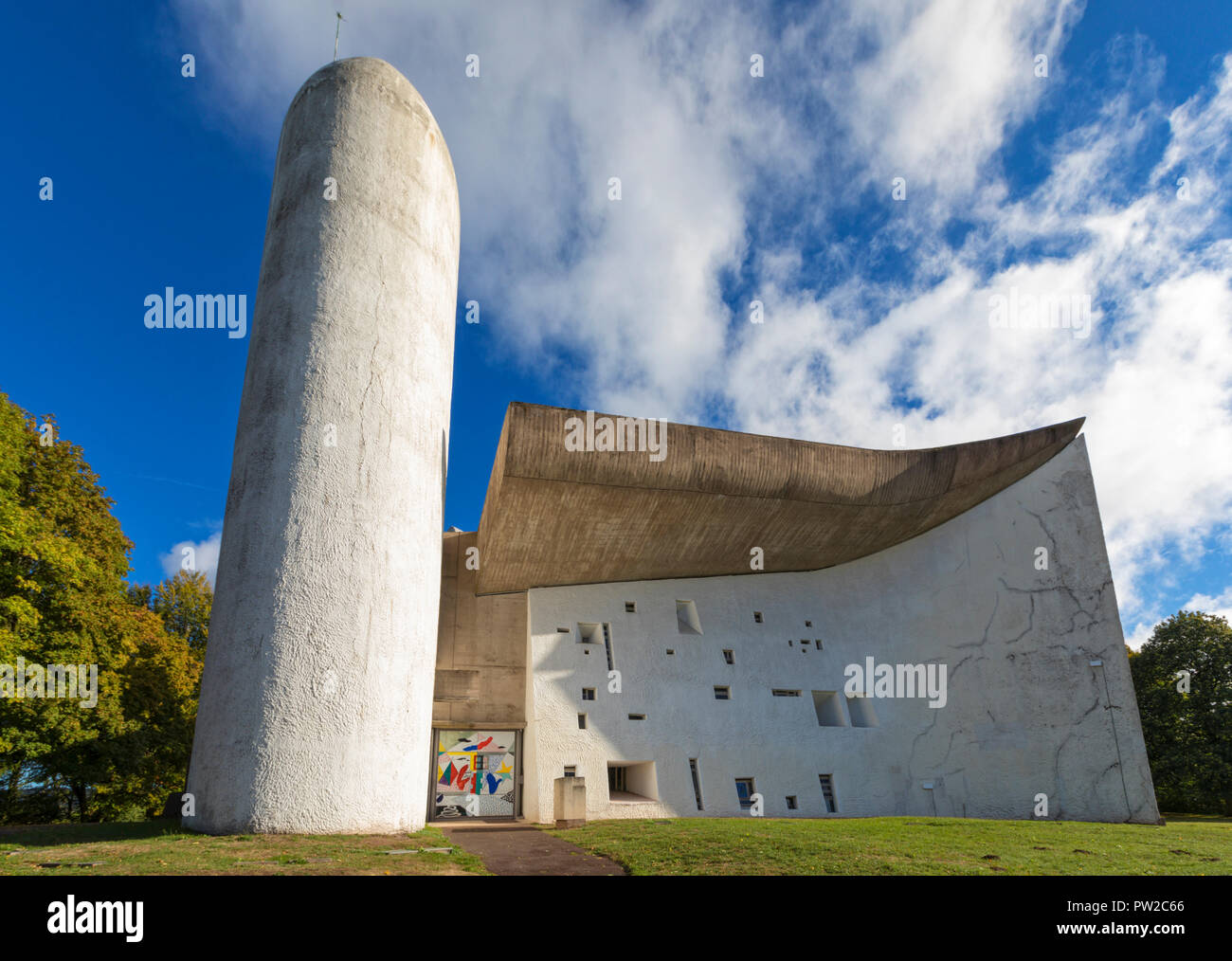 Cappella di Notre Dame du Haut costruito dall'architetto Le Corbusier nel 1955 a rochamp, Bourgogne-Franche-Comté, Francia. Vista frontale del sud. Foto Stock