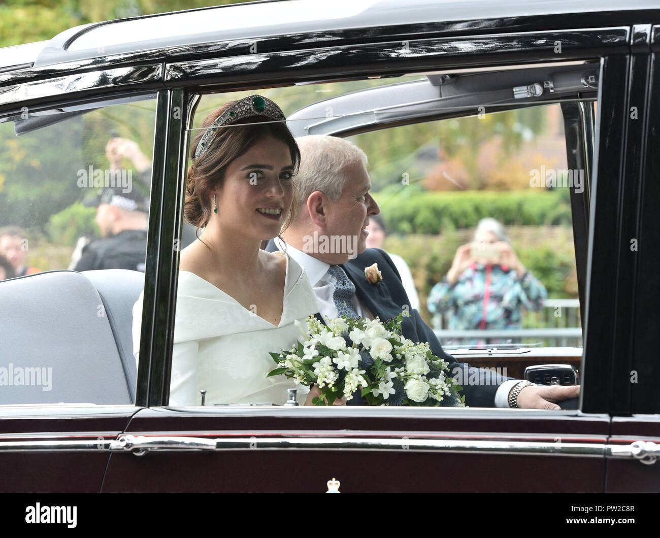 La ritrasmissione - Modifica didascalia. La principessa Eugenie corse in auto con suo padre, il Duca di York, sul suo modo di sposare Brooksbank Jack in corrispondenza alla cappella di San Giorgio nel Castello di Windsor. Foto Stock