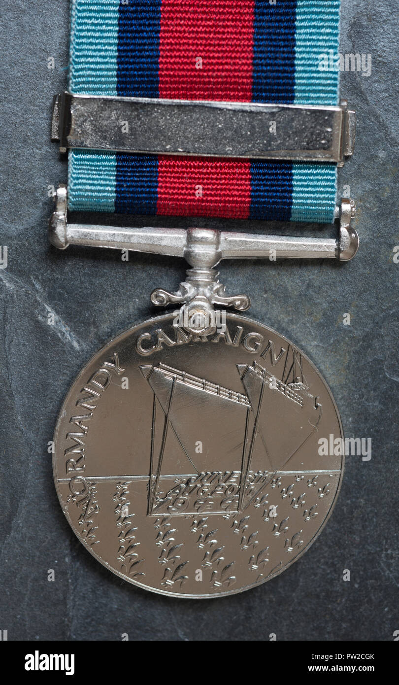 WW2 medaglia britannica, la Normandia medaglia di campagna su un sfondo di ardesia. Foto Stock