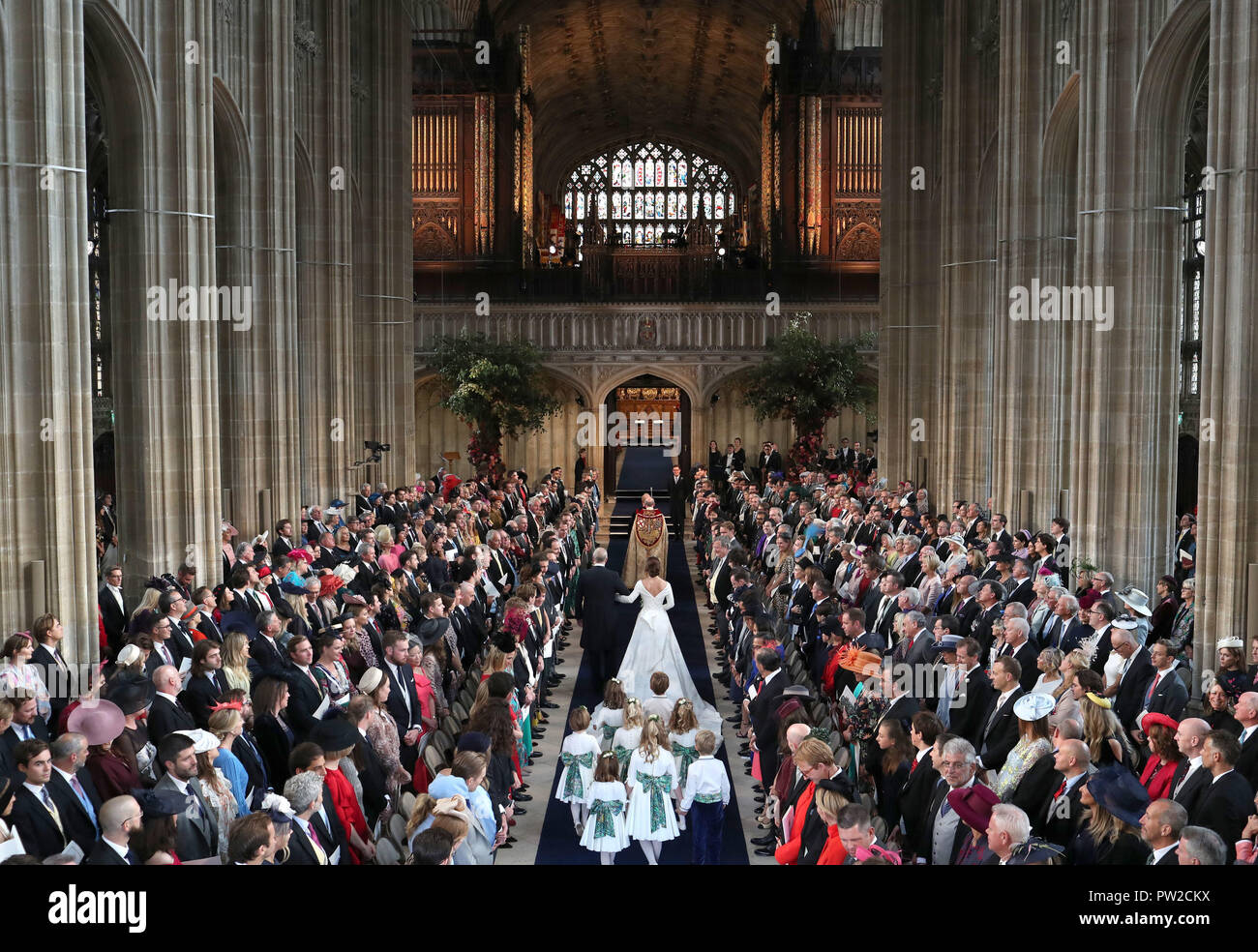 Il Duca di York passeggiate di sua figlia Principessa Eugenie giù il corridoio per il suo matrimonio a Jack Brooksbank presso alla cappella di San Giorgio nel Castello di Windsor. Foto Stock