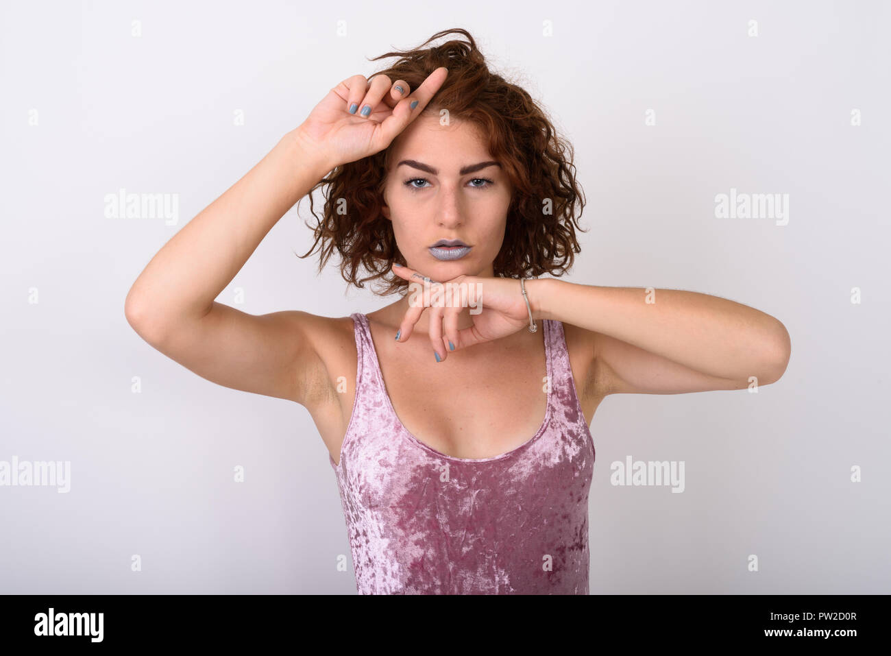 Ritratto di giovane donna contro uno sfondo bianco Foto Stock