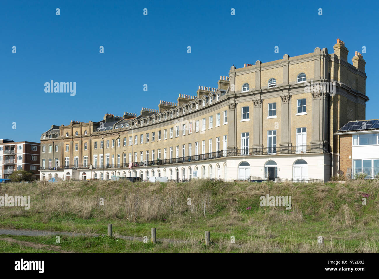 L'imponente edificio sul lungomare Norfolk Crescent a Hayling Island in Hampshire, Regno Unito, in una giornata di sole con cielo blu Foto Stock