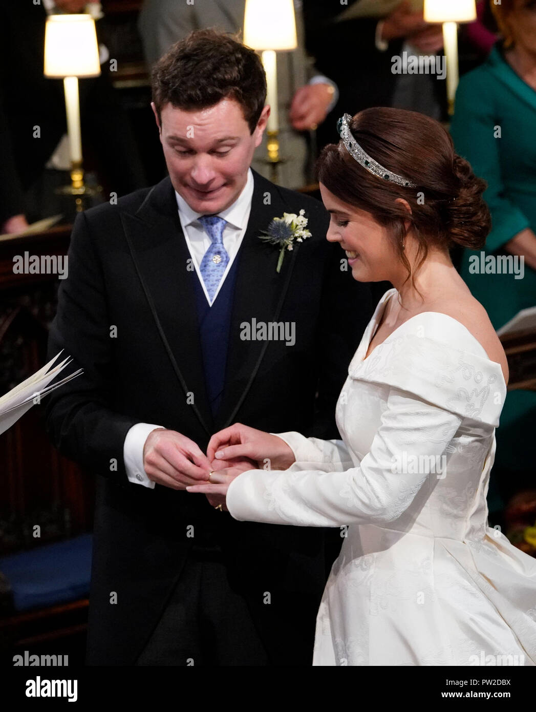 La principessa Eugenie sorrisi come Jack Brooksbank mettere l'anello sul suo dito durante la loro cerimonia di nozze in corrispondenza alla cappella di San Giorgio nel Castello di Windsor. Foto Stock