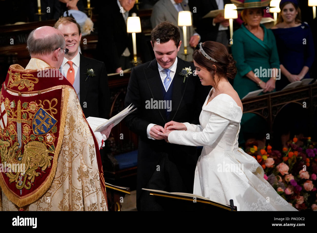 La principessa Eugenie sorrisi come Jack Brooksbank mettere l'anello sul suo dito durante la loro cerimonia di nozze in corrispondenza alla cappella di San Giorgio nel Castello di Windsor. Foto Stock