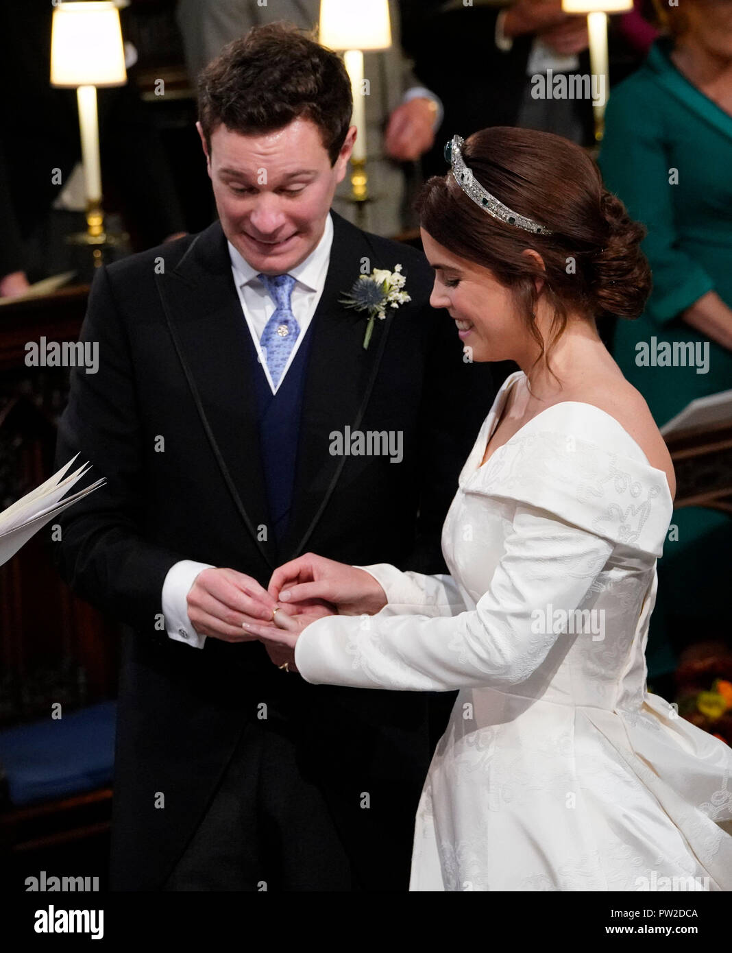 La principessa Eugenie sorrisi come Jack Brooksbank mettere l'anello sul suo dito durante la loro cerimonia di nozze in corrispondenza alla cappella di San Giorgio nel Castello di Windsor. Foto Stock