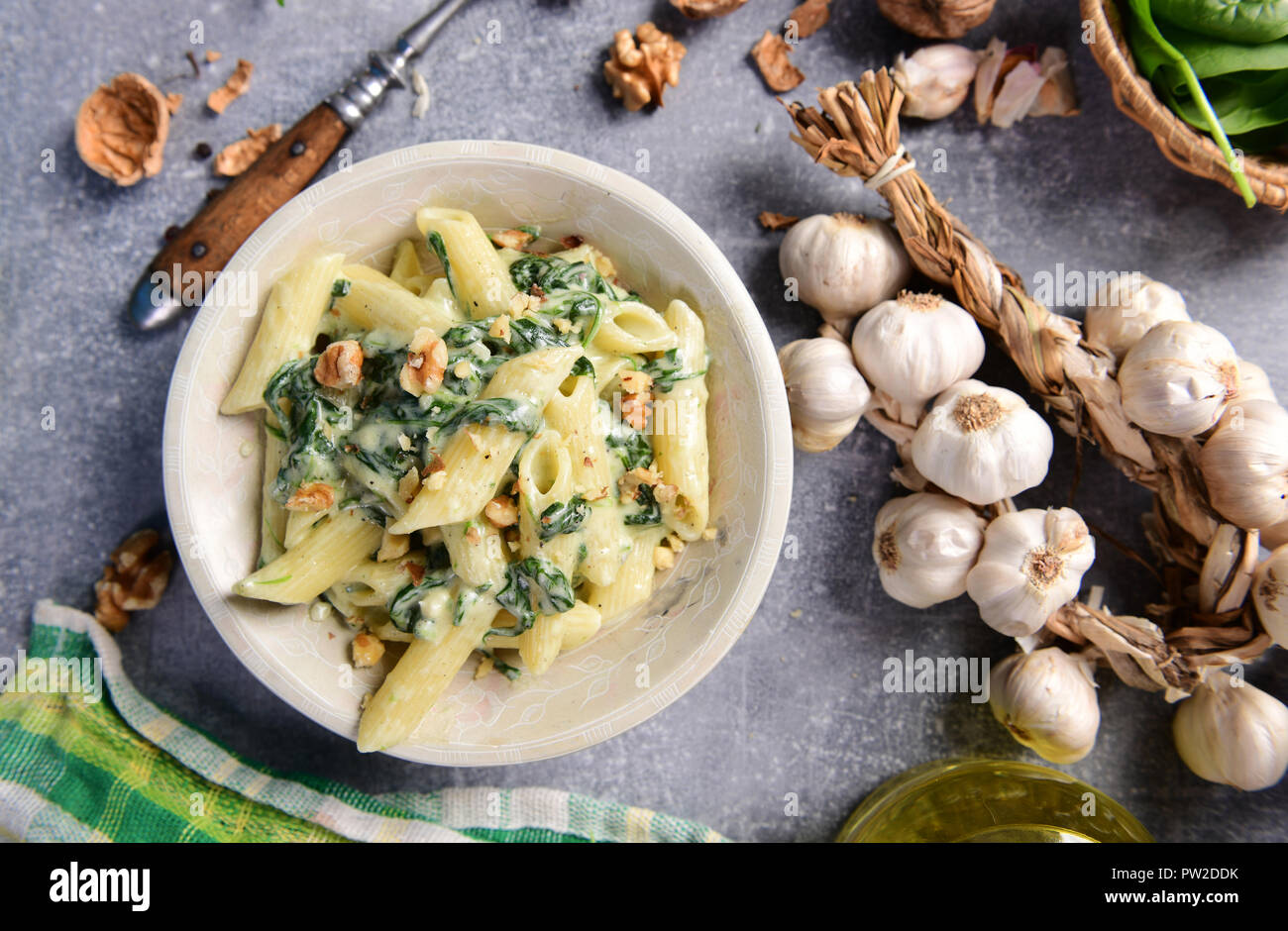 Penne pasta con spinaci, formaggio gorgonzola e noci Foto stock - Alamy