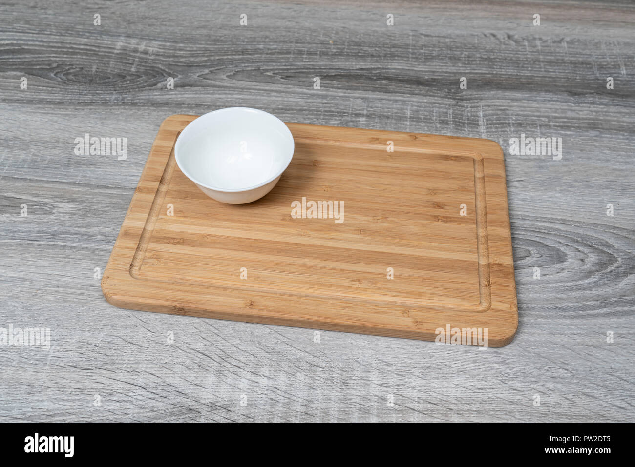 Una vaschetta di colore bianco su una cucina in legno tabella Foto Stock