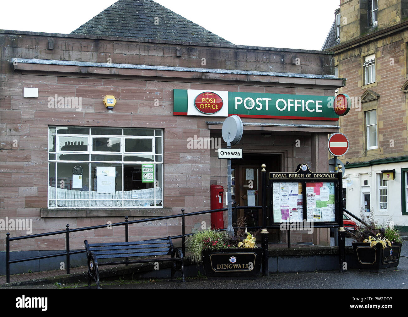 Il mondo rurale e locale, ufficio postale che serve il Royal Burgh di Dingwall nel nord della Scozia. Foto Stock