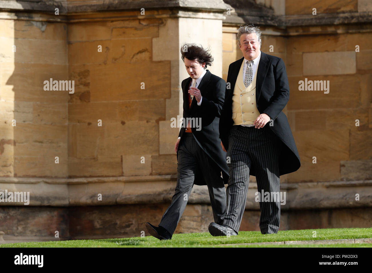 Stephen Fry e marito Elliott Spencer arriva a partecipare al matrimonio per il matrimonio della Principessa Eugenie a Jack Brooksbank presso alla cappella di San Giorgio nel Castello di Windsor. Foto Stock