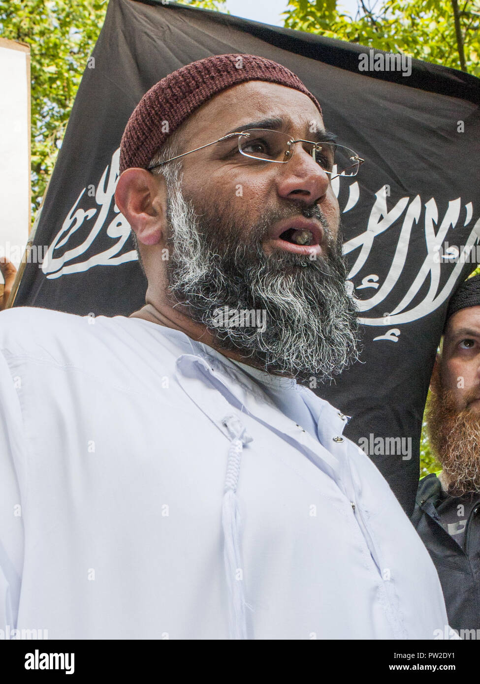 Carceri Ministro Rory Stewart avverte odio islamista predicatore Anjem Choudary porrà un "effettivamente pericoloso" minaccia alla pubblica sicurezza quando si è liberato dalla prigione il mese prossimo. Choudary Raffigurata qui al rally fuori dall Ambasciata degli Stati Uniti a protestare la morte di Osama Bin Laden nel 2011 con: Anjem Choudary dove: Londra, Regno Unito quando: 11 set 2018 Credit: Wheatley/WENN Foto Stock