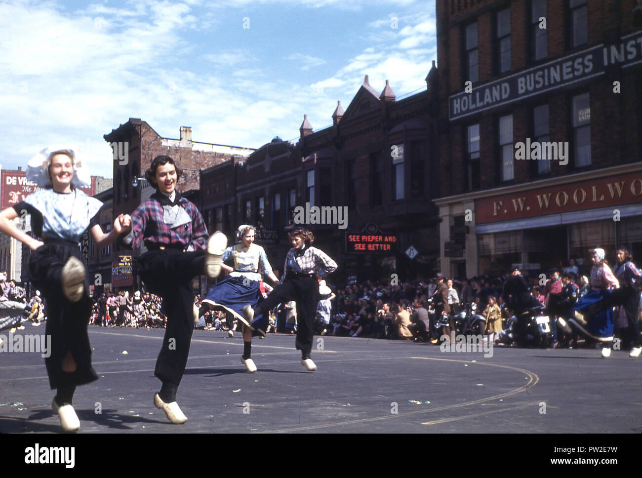 1940s, storico, donne locali in costume e indossando gli zoccoli Dancing in the street come parte del Maggio 'Tulip Time' Festival nella città di Olanda, Michigan, Stati Uniti d'America, una celebrazione della città patrimonio olandese. Fondata da Calvanist olandese dei coloni nel 1847, la città è un avamposto della cultura olandese e tradizione nel mezzo del Midwest americano ed è noto per le sue chiese, di cui essi sono circa 170 in la maggiore area di Olanda. Foto Stock