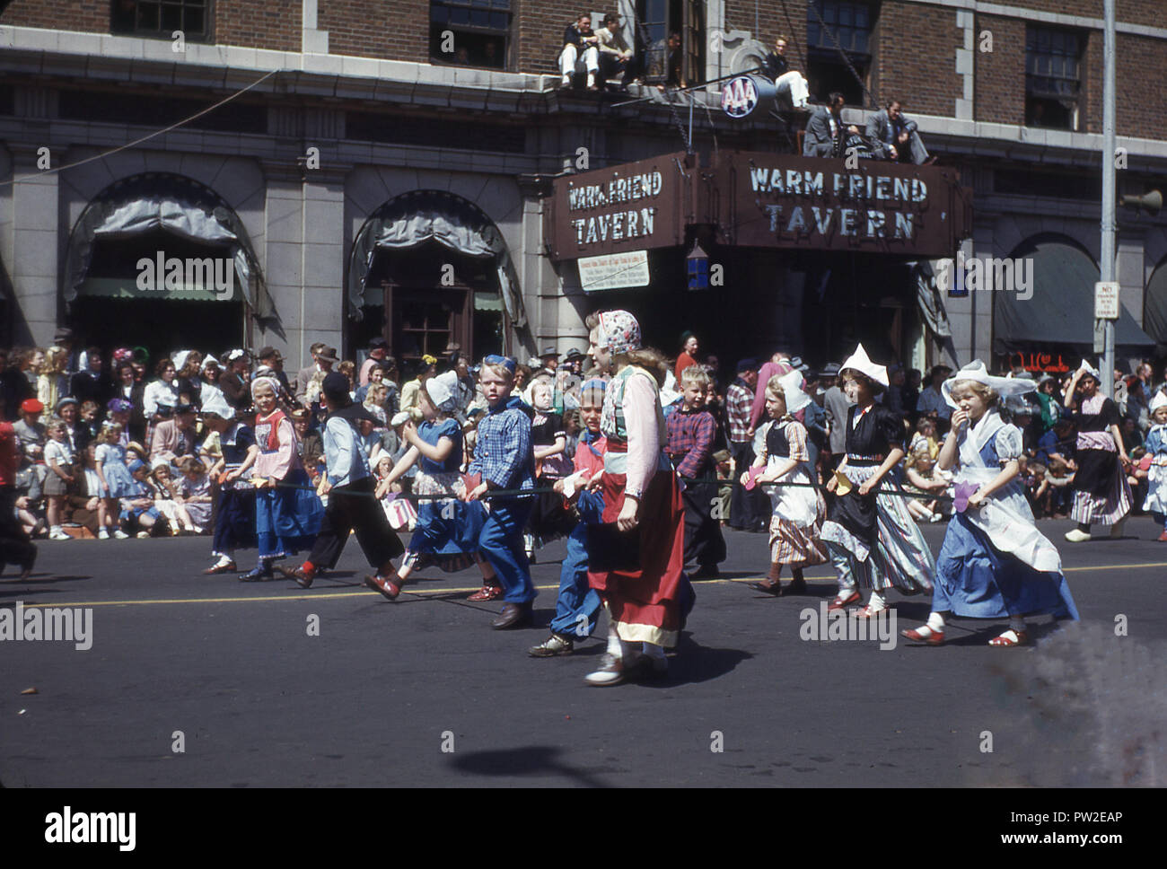 1940s, storico locale di bambini in costume prendendo parte nel maggio 'Tulip Time' Festival nella città di Olanda, Michigan, Stati Uniti d'America. Fondata da Calvanist olandese dei coloni nel 1847, la città è un avamposto della cultura olandese e tradizione nel mezzo del Midwest americano ed è noto per le sue chiese, di cui essi sono circa 170 in la maggiore area di Olanda. Foto Stock