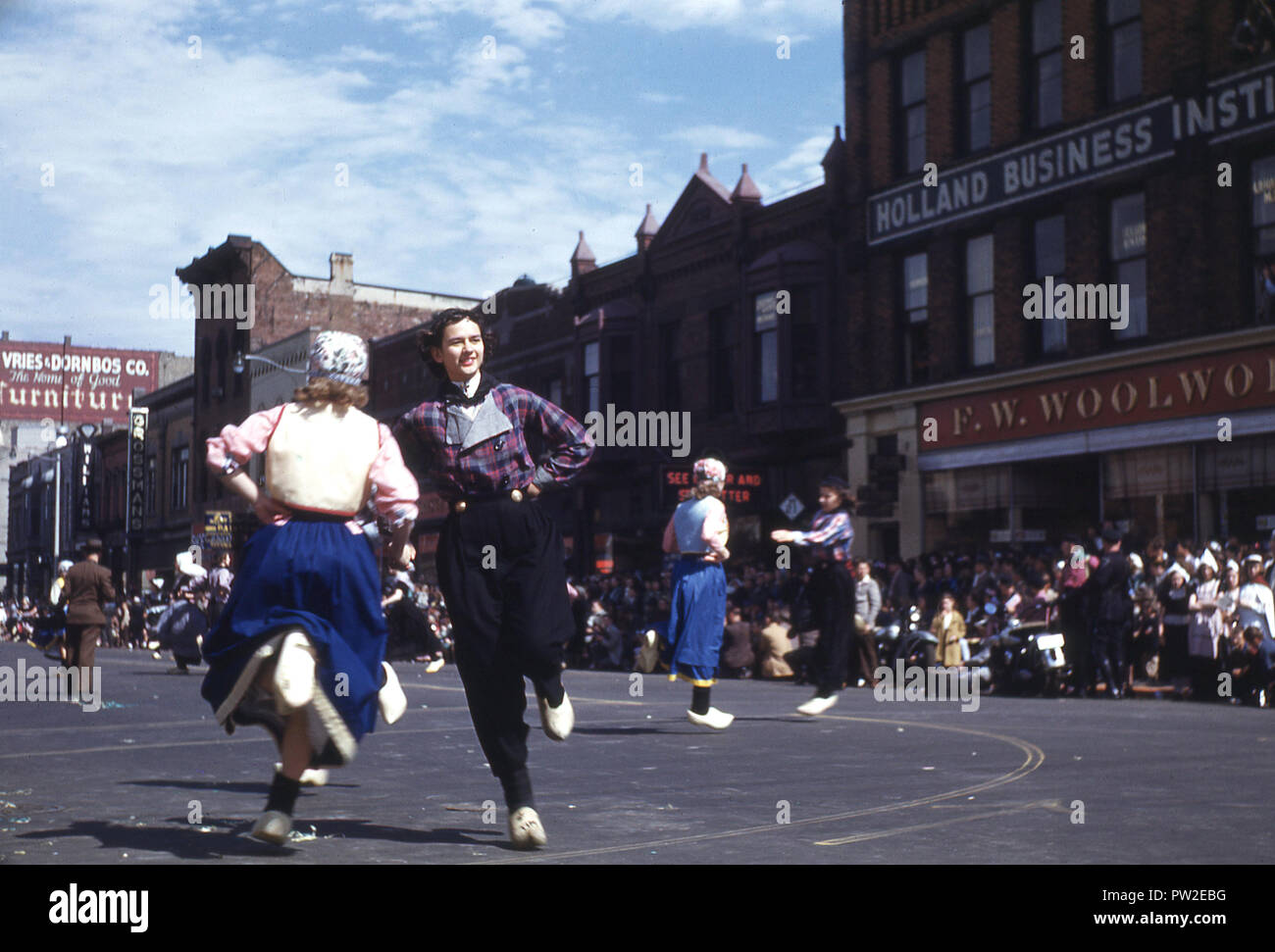 1940s, storico, persone locali in costume e zoccoli Dancing in the street come parte del Maggio 'Tulip Time' Festival nella città di Olanda, Michigan, Stati Uniti d'America, una celebrazione della città patrimonio olandese. Fondata da Calvanist olandese dei coloni nel 1847, la città è un avamposto della cultura olandese e tradizione nel mezzo del Midwest americano ed è noto per le sue chiese, di cui essi sono circa 170 in la maggiore area di Olanda. Foto Stock