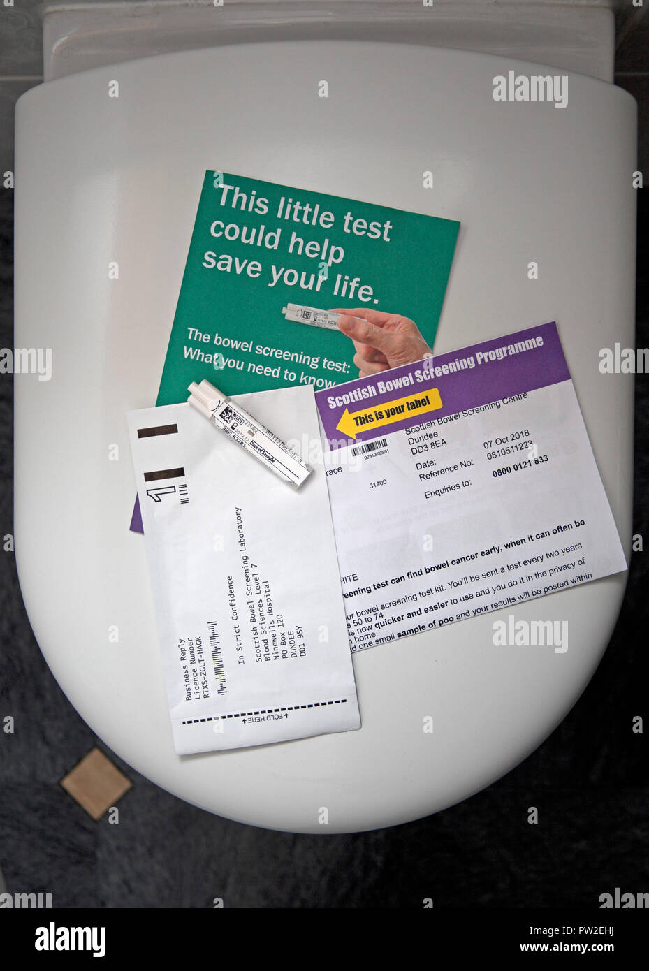 Screening Test Kit per l identificazione del tumore all'intestino, Edimburgo, Scozia, Regno Unito Foto Stock