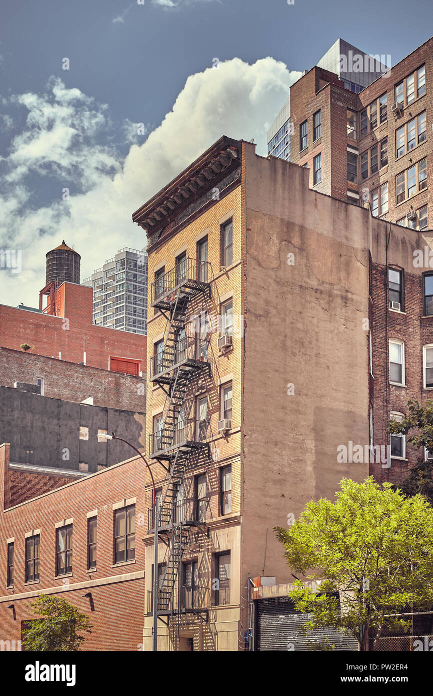 Vecchio edificio con via di fuga in caso di incendi nel centro di New York, dai toni di colore immagine, STATI UNITI D'AMERICA. Foto Stock