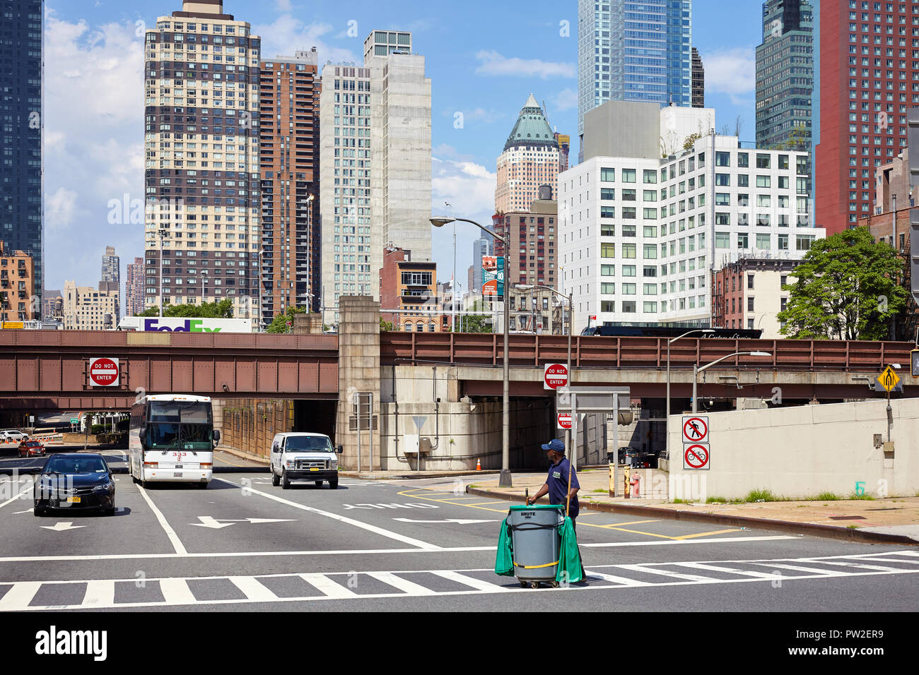 New York, Stati Uniti d'America - 28 Giugno 2018: Manutenzione lavoratore passeggiate attraverso una zebra crossing. Foto Stock