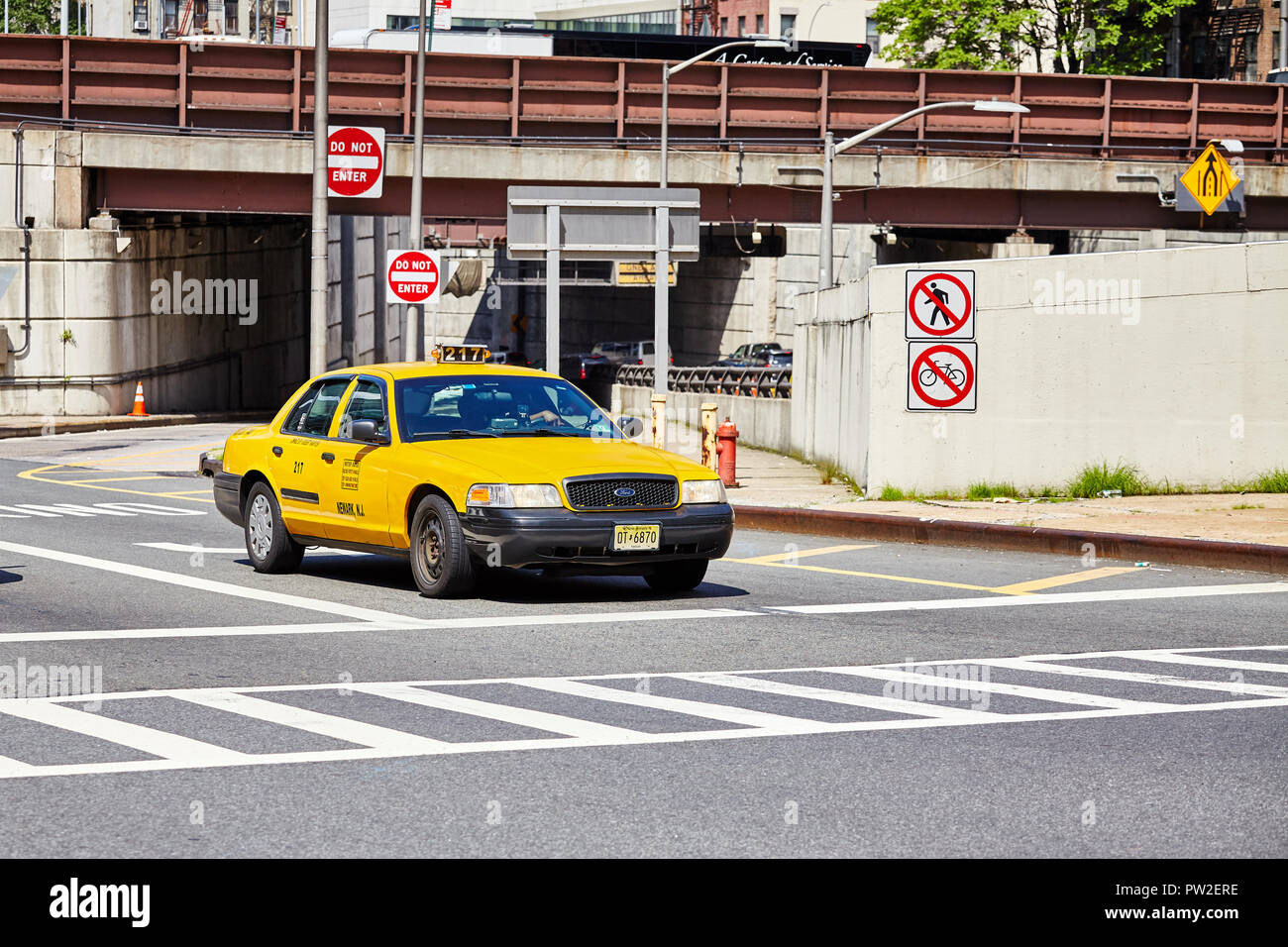 La città di New York, Stati Uniti d'America - 28 Giugno 2018: giallo taxi si ferma a strisce pedonali. Foto Stock