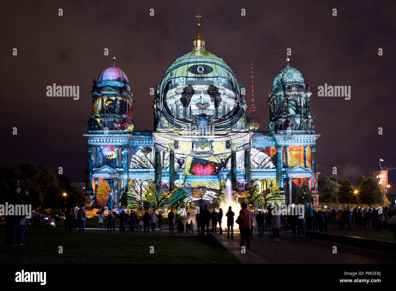 Berlino, Germania : Berliner cupola illuminata da immagini colorate durante il famoso Festival delle Luci. Foto Stock