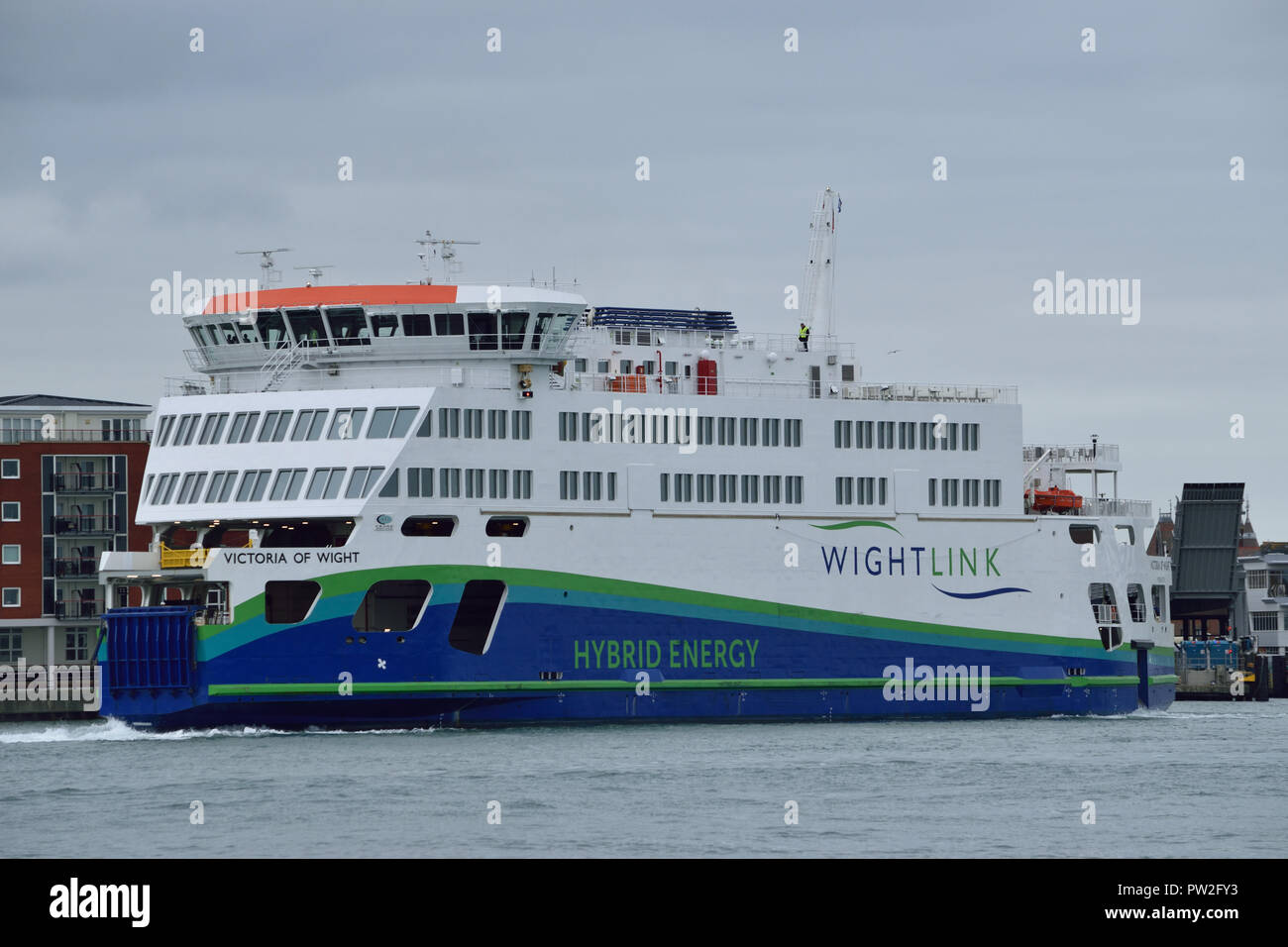 Wightlink più recente di carburante ibrido traghetto il Victoria di Wight visto il funzionamento del Portsmouth a Isle of Wight il servizio di traghetto attraverso il solent Foto Stock